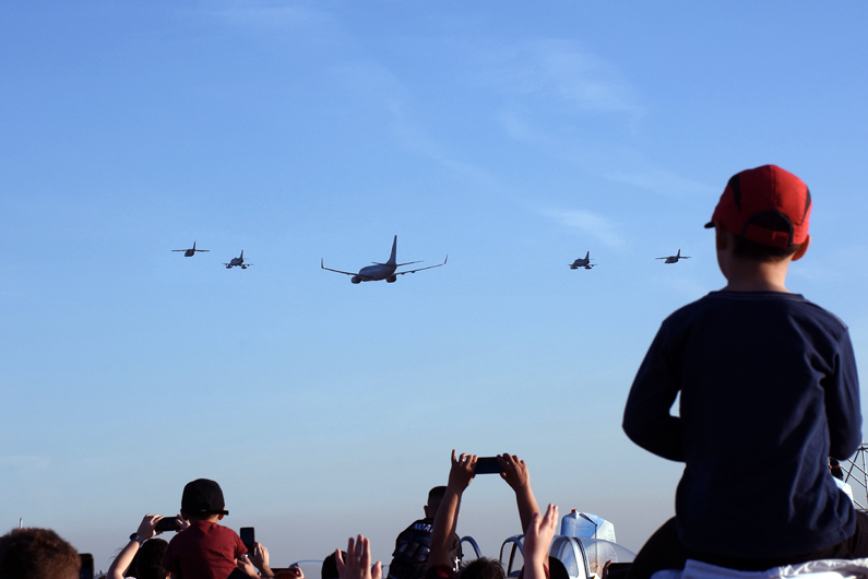 imagen aerea de la Base Aérea Morón, con gente y aeronaves 